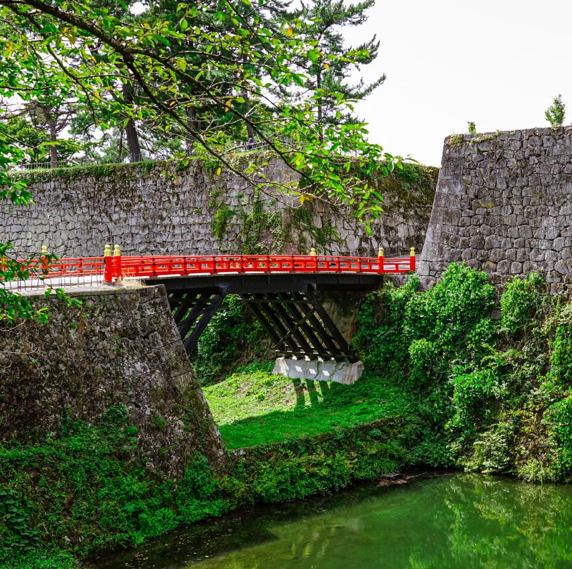 鶴ヶ城城址公園