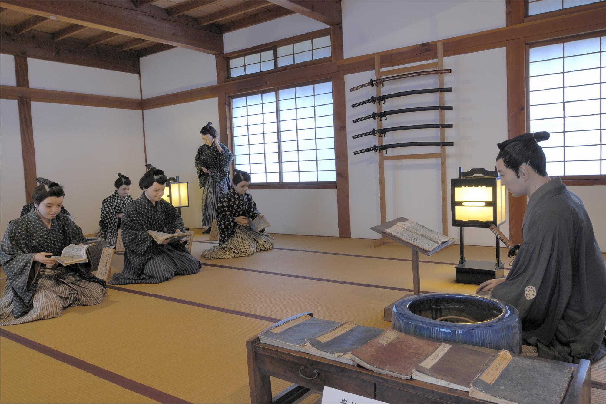 生徒たちが先生について、素読（そどく：漢文のよみかた）を教わっているところ