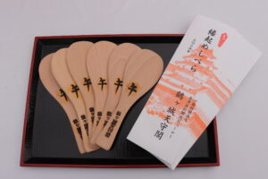 縁起飯べらの焼印押しを行いました